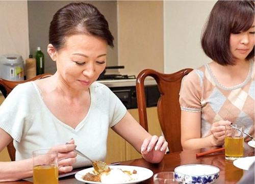 【五十路姑】夫をなくした熟女義母の性欲…目をつけた娘婿が嫁が見てないところで不倫セックス！