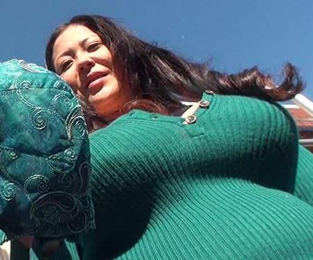 【八木あずさ】義母の卑猥すぎる乳に心奪われる娘婿！恐る恐る手を伸ばし熟れた身体を愛撫した
