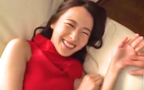 【若妻、ハメ撮り】スレンダー巨乳の激カワ淫乱な主婦と台所でセックス！笑顔がカワイイ～