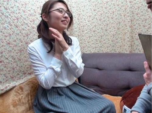 【人妻ナンパ企画】上品なメガネインテリ痴女妻は不倫SEXで淫らな姿を晒す！一度射精したくらいじゃ満足できない♡