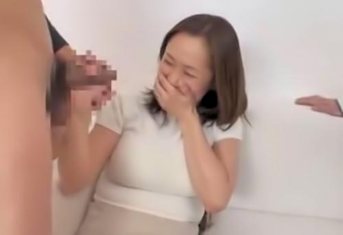 【センズリ鑑賞】中出しされる爆乳で垂れ乳の熟女！ギンギンに勃起したマラを見せつけられ膣内から粘っこい膣液があふれ出る。