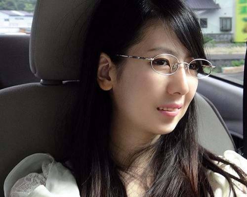 黒髪メガネ美人妻が不倫温泉旅行！旦那に秘密で背徳的な一夜を過ごし他人棒にイキ喘ぐ！