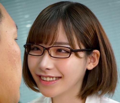 【深田えいみ×MM】「早く精子を出して♡」巨乳で美人で痴女がM男を優しく叱ってチンポを勃起させる！