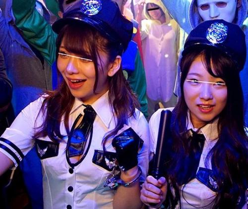 【コスプレ×有村のぞみ×平花】お祭りでハイになった婦警コスのお姉さん二人が乱交セックスに参加！