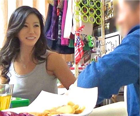 【熟女ナンパ】四十路のスレンダー激カワ美魔女を口説く！恥じらいながらも不倫SEXで悦び腰を振る！