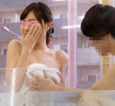 【MM】男女の友情は瓦解！一緒に入った混浴風呂でお金に釣られ一発ハメてしまう二人…