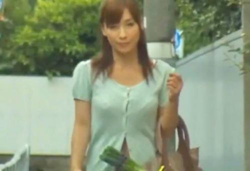 【人妻、レイプ】スレンダー巨乳で美尻の主婦が乱暴に犯され綺麗な顔にぶっかけられる！