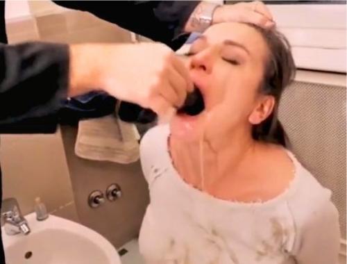 【SM】拘束された白人美女が巨大ディルドを何度も口でピストンされ吐き続ける激ヤバ映像！