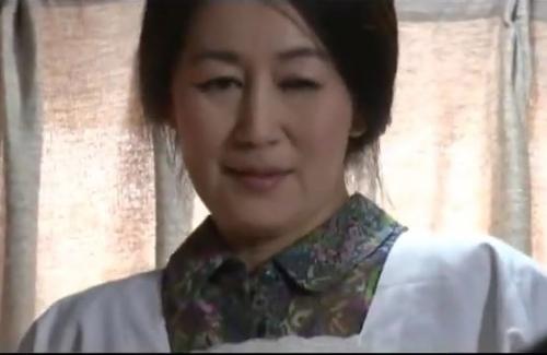 【ヘンリー塚本】垂れ乳の淫乱五十路熟女が若くて硬い男根を欲しがり「ジュッポ、ジュルル」とフェラし生挿入される。