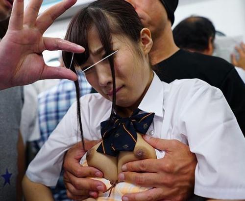 【痴漢レイプ】制服美少女が電車で男たちに囲まれて密壺を蹂躙される…抵抗できずに愛液はトロリ！