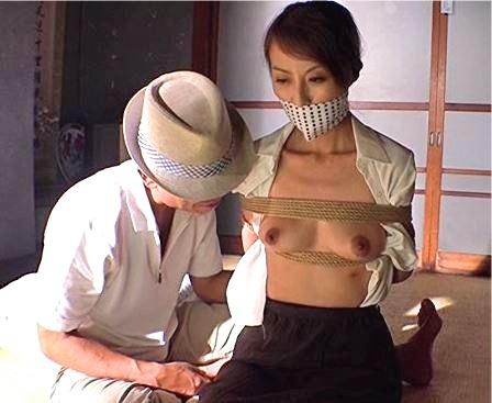 【青木玲】別れた旦那から無理やりレイプされた熟女人妻！今度は大家に援助をもらうため身体を捧げる…