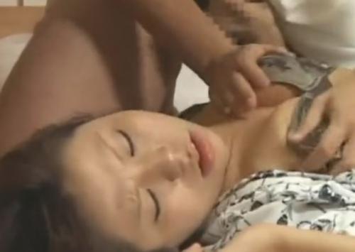 【隠し撮り】温泉旅館で呼んだマッサージ師にチンポ擦り付けられ犯される人妻！乳を吸われて喘ぎ声出しちゃうｗ