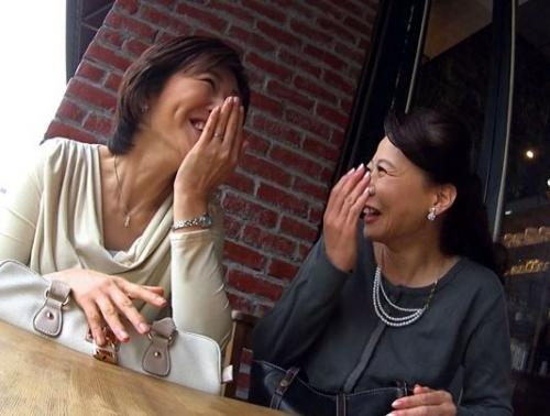 スレンダー熟女をイケメンが口説き落とす！旦那の古チンより若チンに大興奮して濡れまくる！