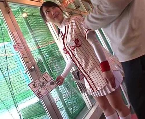 【痴漢】見知らぬ男に穢されるバイト中のお姉さん！クリバイブに顔を赤らめ感じまくりチンポが欲しくなるｗ