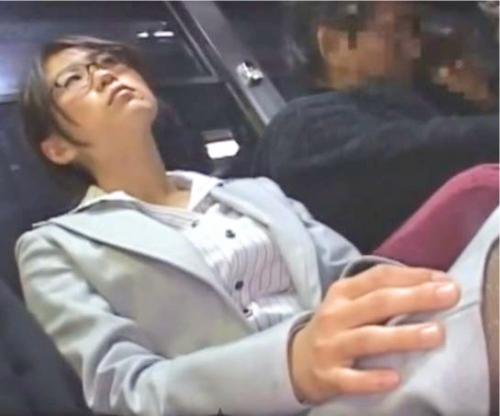 【逆痴漢】バスで網タイツパンスト胸チラで男を誘惑する痴女OL！ガン見するヤツのチンポをシュッシュ♪