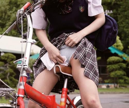 【レイプ】「お股がむずむずしちゃう…」自転車のサドルに媚薬が盛られたと知らずどこでも発情する制服痴女ｗ