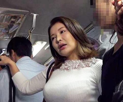 【痴漢レイプ】「もっと突いてぇぇ♡」満員バスの中で全身を凌辱される人妻！久しぶりの肉棒挿入に女を取り戻す…