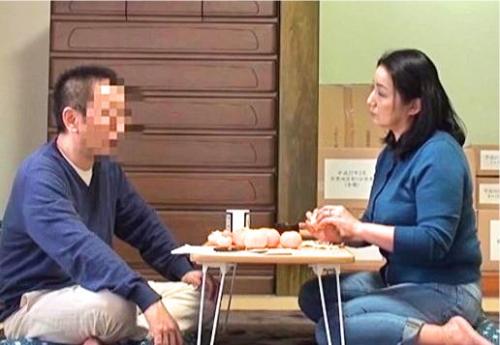 【人妻熟女】信頼の強い村長に言い寄られて股を開いてしまうおばさん！予想外のドスケベセックス！