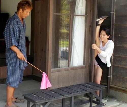 史上最強の五十路人妻熟女母が鍛え上げたその身体で男たちと性的な格闘！唇を奪われても負けるな！