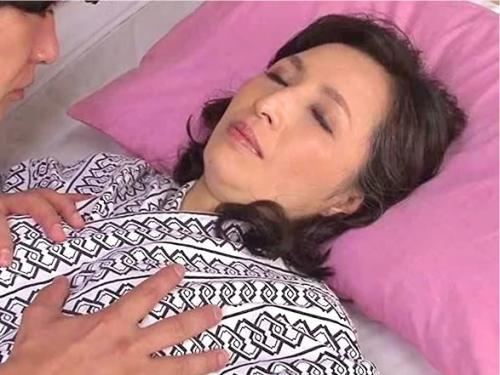 【五十路熟女】温泉旅行へ一緒に来た50代義母に欲情！女の色香をムンムン漂わせ我慢できず不倫SEX！