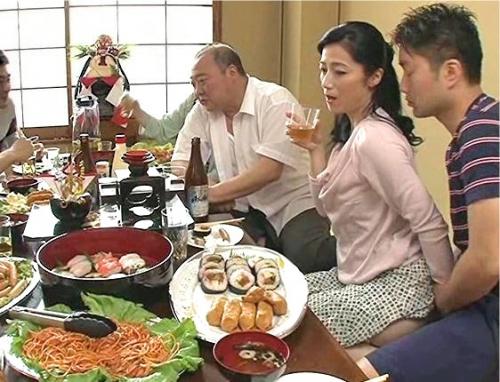 ひっそりおこわなれる叔母甥のスワッピング不倫SEX…親戚が一同に介する席での近親相姦！