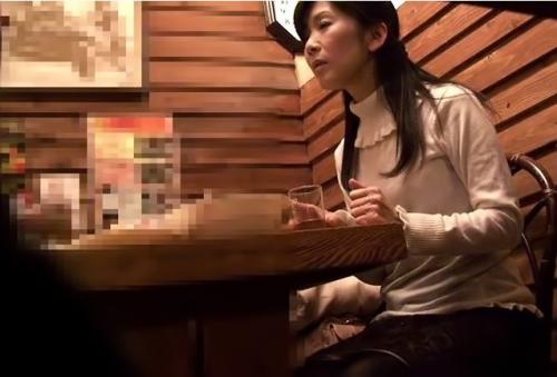楽しく飲み会してる熟年夫婦をナンパ！旦那の隣で五十路妻をパコりまくったった！