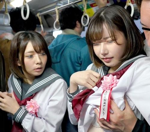 【深田えいみ】仲良し二人組の制服美少女が入学早々バスで痴漢！気弱な彼女たちは言いなりで痴態を見せつけ合うｗ