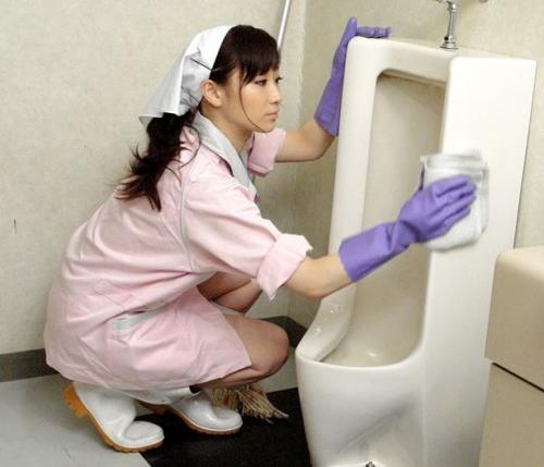 【川上ゆう】会社で働くお掃除おばさんが男性社員からレイプされる…嫌々ながらも感じてしまう身体