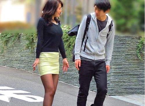 【中出し、熟女】逆ナンパしてきたスレンダー巨乳の淫乱なおばさん！「膣内射精？もちろんイイわよ・・・。」たまんねぇっす！