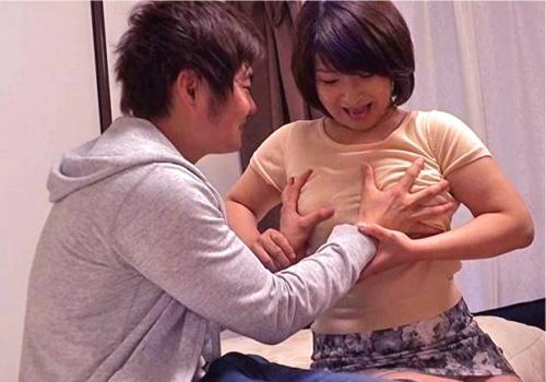 【筆下ろし】母性的で肉感的な身体の熟女、童貞くんを優しく包み込み童貞卒業させる！