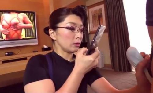 【中出し、熟女】巨乳でデカ尻の豊満な身体のおばさん。眼鏡で知的な顔してド淫乱なキレイなおばさん。