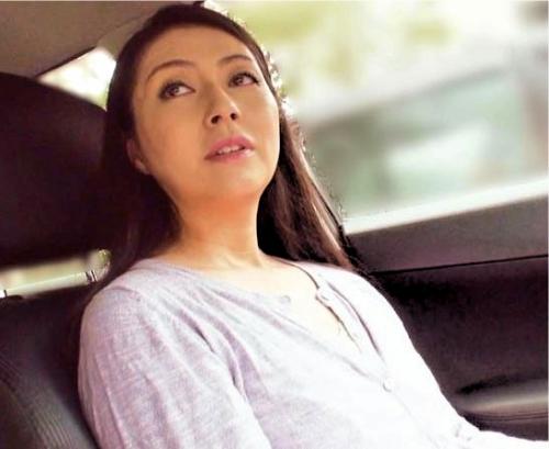 四十路なのに美しい！スレンダーで美魔女な人妻！ドスケベランジェリーで卑猥すぎるハメ撮り