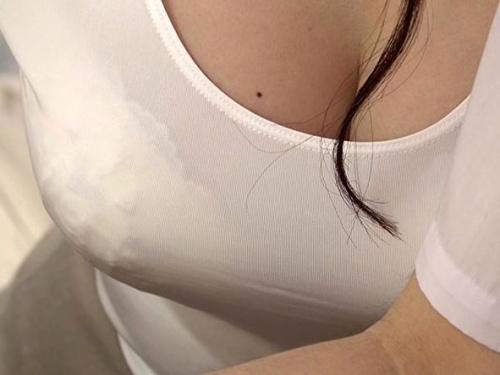 薄着でブラが見え透けしてしまった熟女家庭教師！責任を感じおっぱいを揉ませると段々と息遣いが荒くなって…