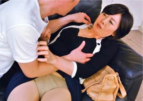 【義母】ミニスカ姿の姑に興奮して襲いかかってしまう娘婿！ねっとり唾液垂れ流しディープキスで理性崩壊！