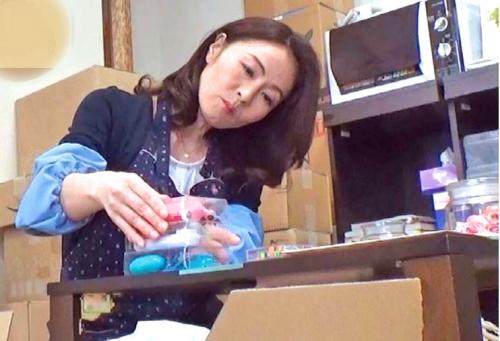 【おばさん、面接】生活苦のパートの主婦に大人のおもちゃの仕事を与えると・・・本編は中出しセックスまで！