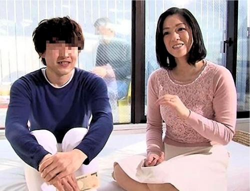 【人妻ナンパ×モニタリング】親子関係にある母子が童貞の悩みにガチで取り組む！母親で予行練習セックス！