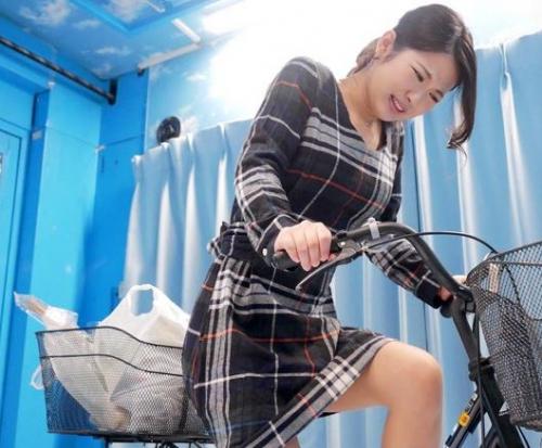 【人妻ナンパ】身体の歪みを矯正するために自転車をこぐことになった奥様！サドルの振動に耐えきれず発情！