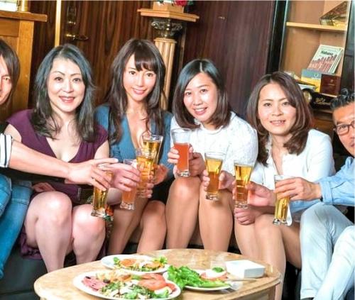 【熟女】ナンパした人妻たちと大人数合コン！泥酔した男女はヤりまくり！