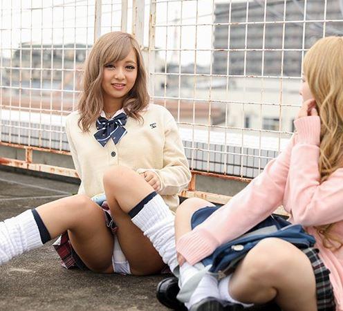 【痴女】ビッチJKギャルの挑発的なミニスカパンチラに勃起！おいおいこっち見てんじゃねーぞ変態♡