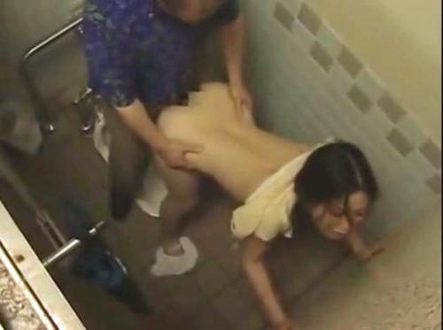 【ヘンリー塚本】公衆トイレでレイプされる巨乳で桃尻の女！弱みを握られているので警察にも駆け込めない・・・。