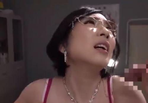 【舞原聖】高飛車だけどセクシーなPTA会長の弱みを握った悪ガキが手コキフェラを強要…チンポ快楽堕ち！