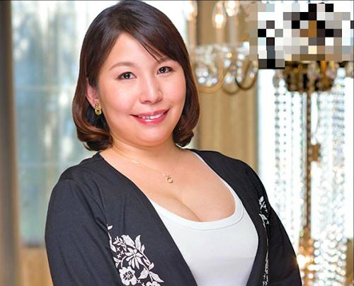 五十路で豊満爆乳デカ尻ぽっちゃり系な人妻が人前で初脱ぎ初不倫！ご無沙汰オマ○コが潤います。