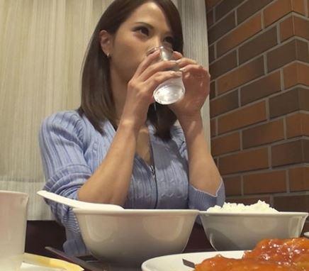 【素人ナンパ】「もうおちんちん我慢できないのぉ♡」名器すぎる巨乳人妻がだいしゅきホールドセックス！