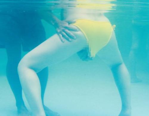 リゾートプールで遊ぶ巨乳水着美女に水中で媚薬固定バイブ！足をガクガク痙攣させてチンポに発情する！