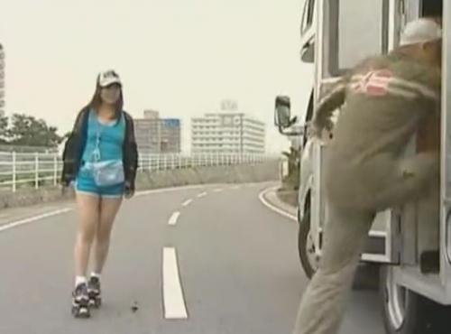 【ヘンリー塚本】性欲旺盛な美乳の人妻。不倫男の元へローラースケートで向かい車内で激しいセックスをして次の男のところへ行く