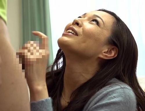親戚の叔母は淫乱ビッチ人妻熟女！再会を嬉しがるあまり甥たちの童貞を筆おろししてしまうｗ