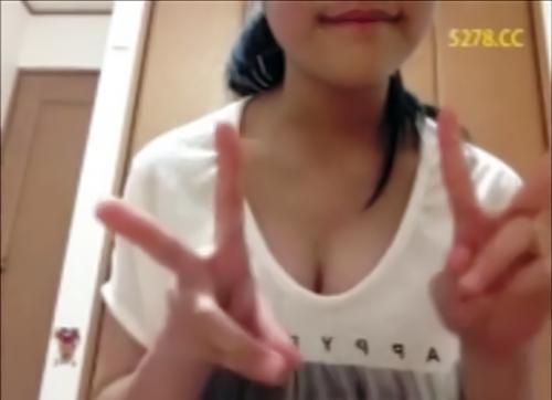 幼いのに巨乳おっぱいでっけぇ！ライブチャットで全世界に自らのエロい姿を晒す激ロリ巨乳素人美少女！！