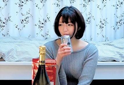 【素人ナンパ】「エッチしちゃおっ♥」ナンパされ、ついて行った部屋で泥酔しちゃった巨乳美女がなし崩しにセックス開始！！