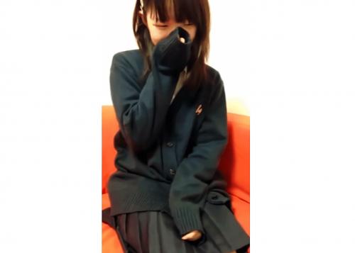 これは絶対ヤバいやつ！本物の中学生みたいなガチ素人制服ロリ美少女がパイパンつるつるマンコに大人チンポぶち込まれる！！