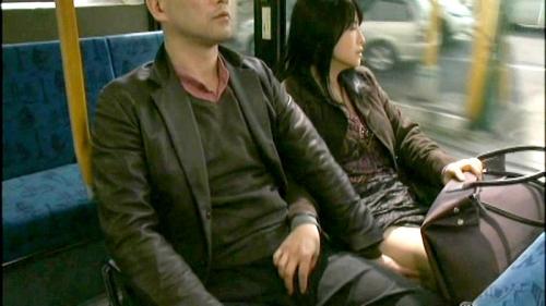 【浅井舞香×ヘンリー塚本】見られてることに興奮する変態人妻がするバス車内痴女行為！